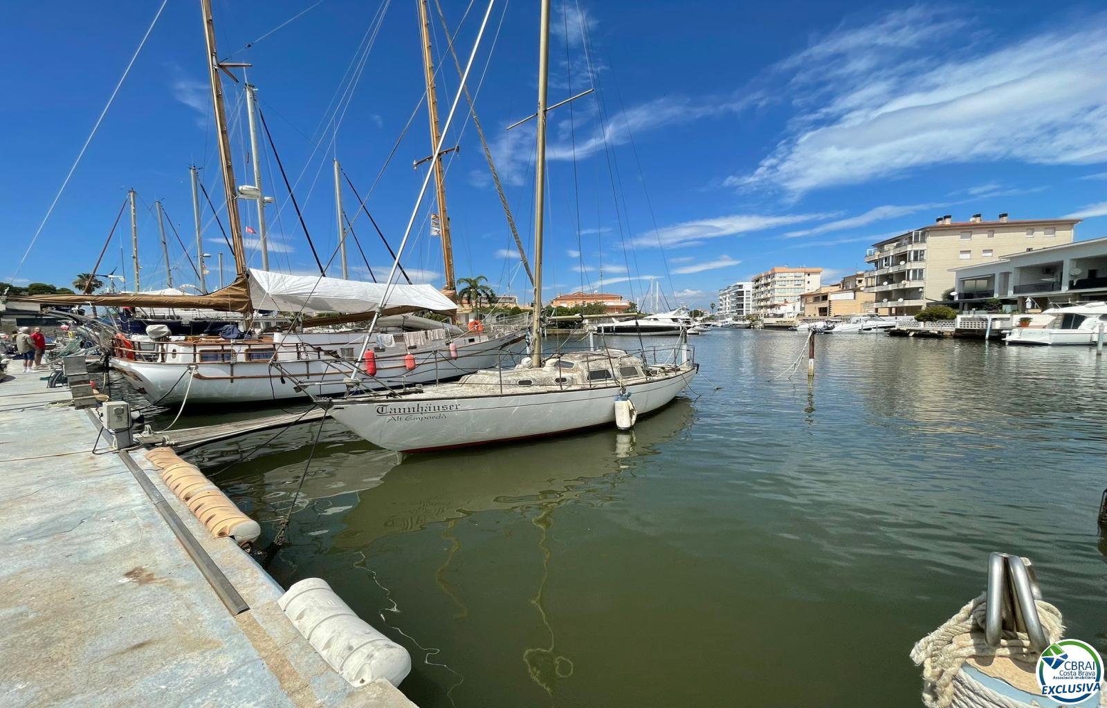 MOORING FOR A SAILBOAT VERY WELL LOCATED 4X14 METERS IN A PORT WITH COMMUNITY, SURVEILLANCE AND CLOSE TO THE MAIN CANAL AND THE SEA