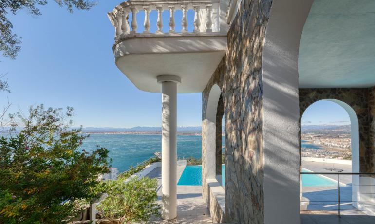 Beautiful house with infinity pool and spectacular views over the Bay of Roses