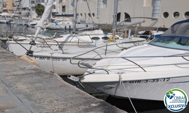 Amarre en puerto privado.