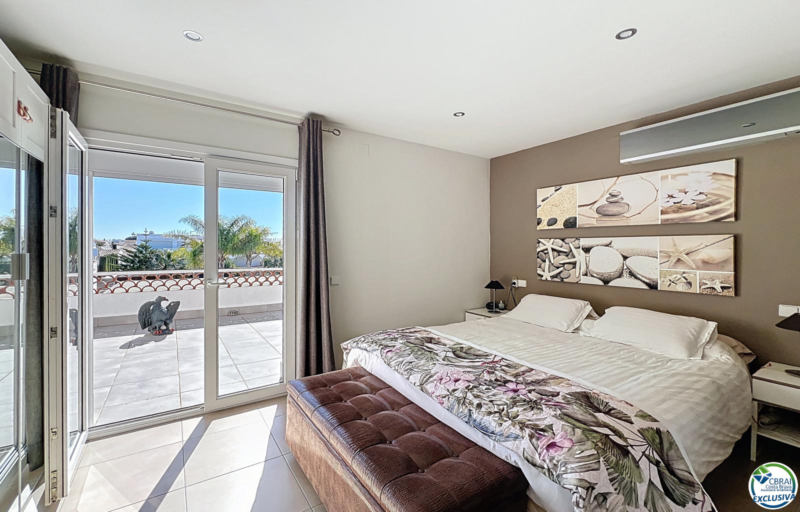 Renovated house in the south, featuring a pool and access to a wide canal in Empuriabrava. - Llobregat - Ref. CBR6415 - photo 24