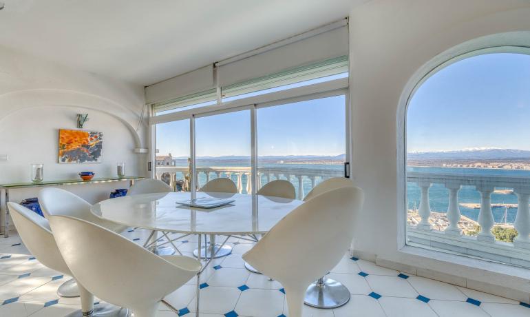 Beautiful house with infinity pool and spectacular views over the Bay of Roses
