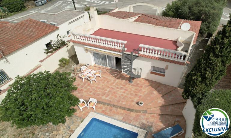 Villa en la exclusiva zona de Mas Fumats dónde pasar momentos inolvidables con su familia