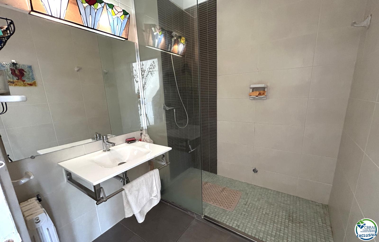 House in Llançà with a tourist license, sea views, and just a few meters from the beach. - Grifeu - Ref. CBR6637 - photo 40