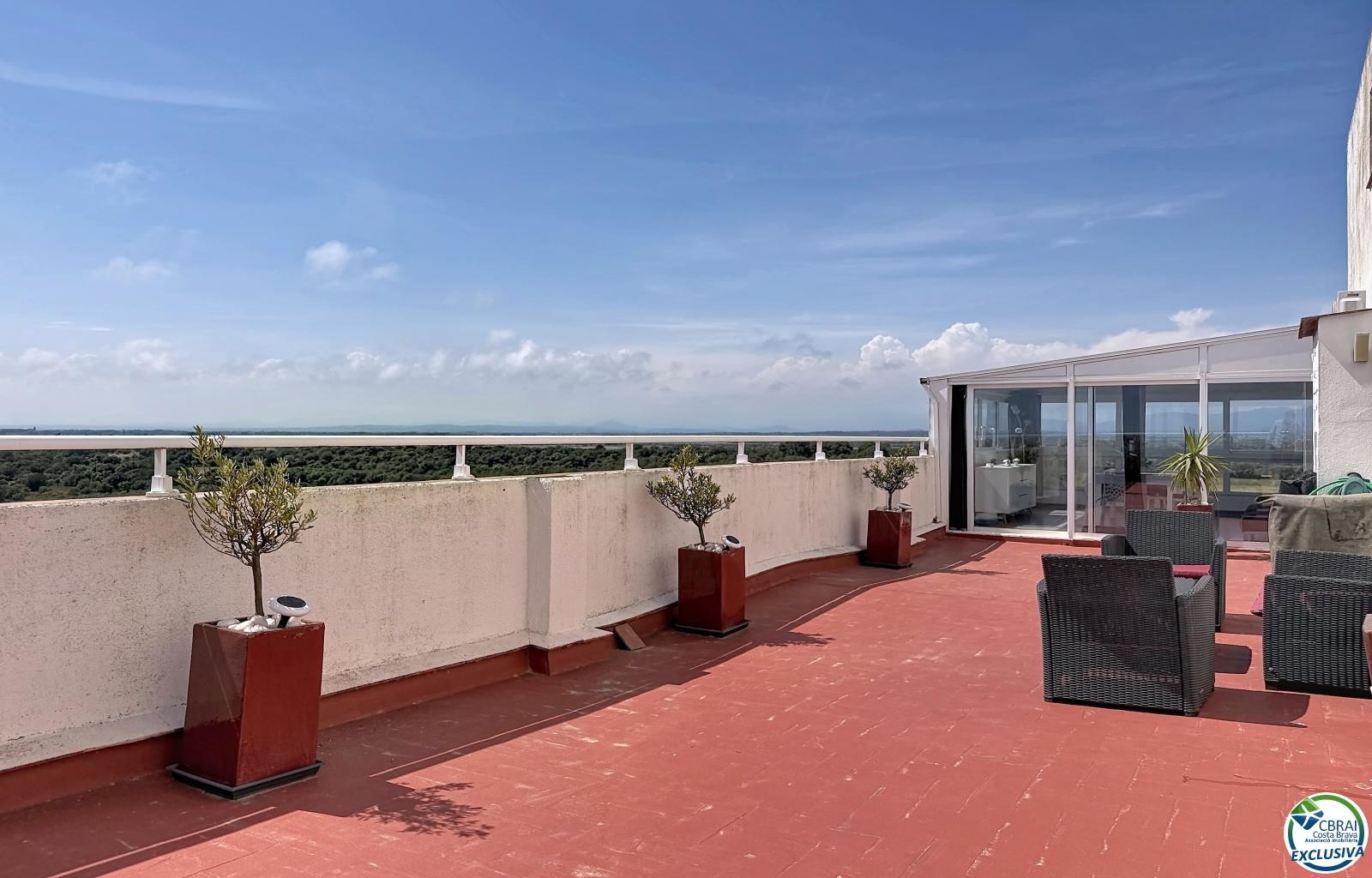 Large renovated studio with a 72 m² terrace, recent veranda, and panoramic views of the Bay of Roses in a residence with a pool and parking - El Cortijo - Ref. CBR6443 - photo 14