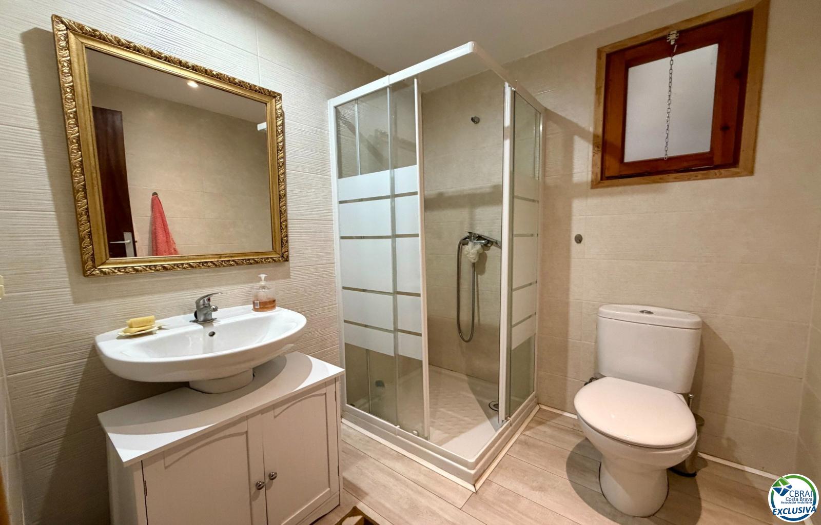 For sale renovated 2-bedroom apartment in the center of Roses, 50m from the sea - Centre - Ref. CBR6411 - photo 12