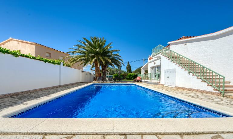 Preciosa casa independiente con piscina y amplio jardín