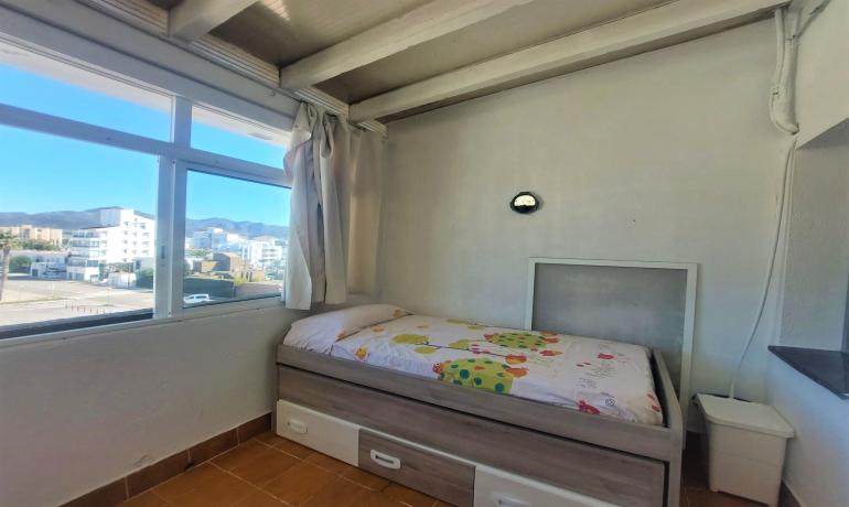 Bright Apartment in Quiet Area of Santa Margarita, Roses: Ready to Move In!