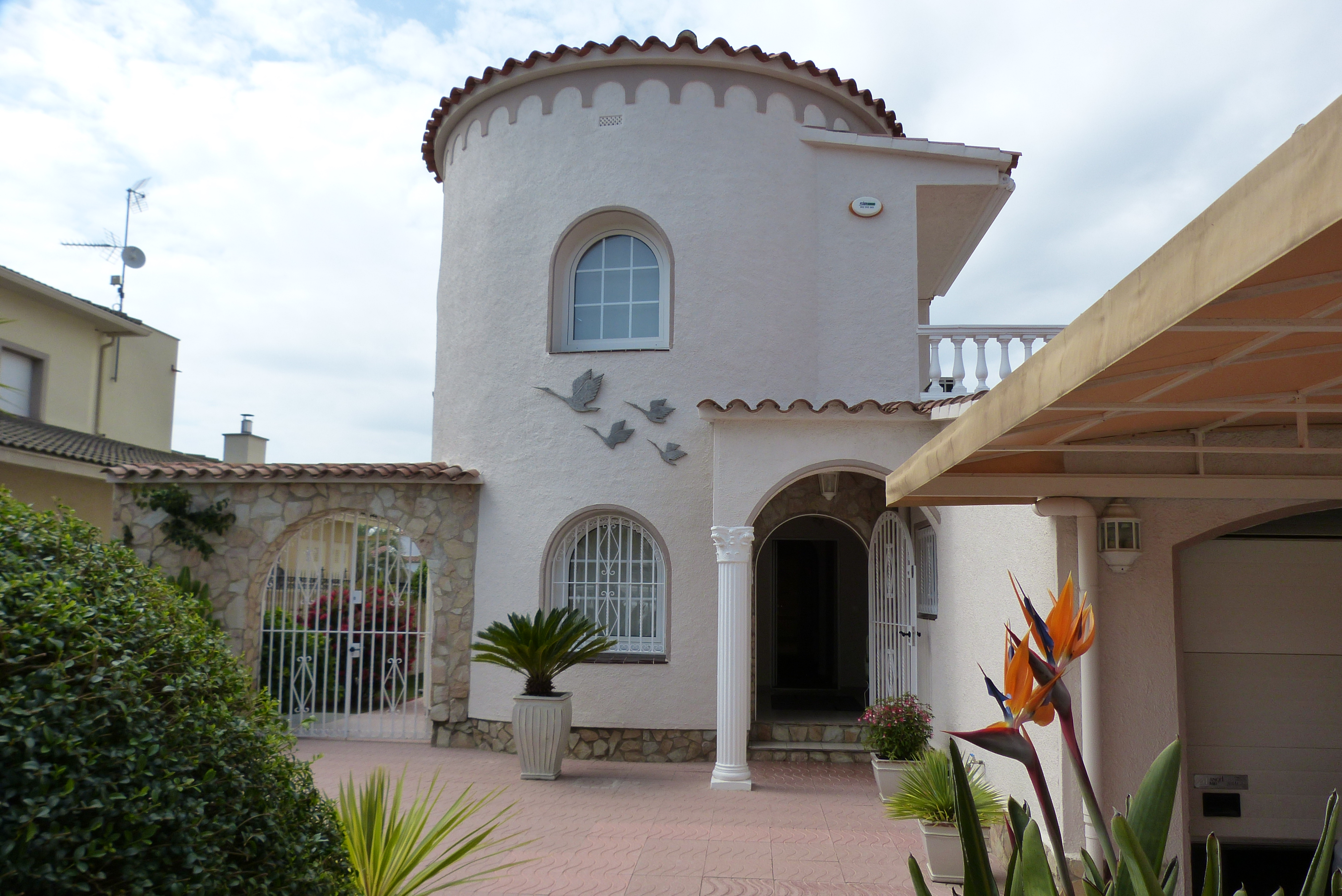 Large villa on the canal for sale consisting of two houses, mooring of 12.5 m, swimming pool