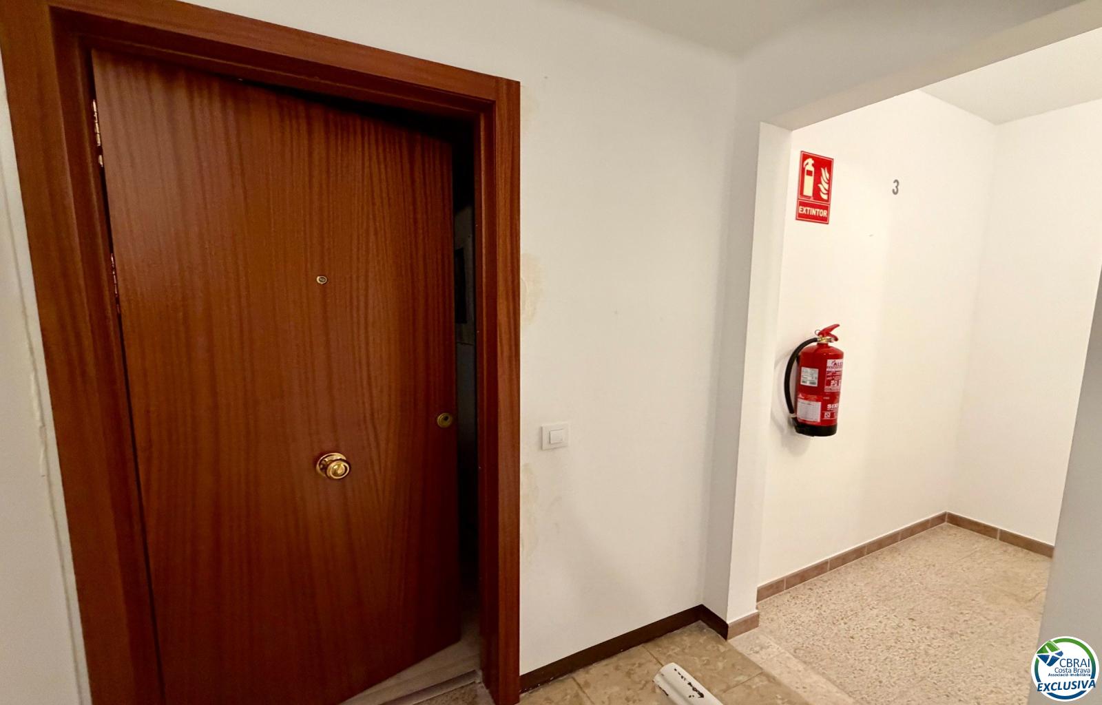 For sale renovated 2-bedroom apartment in the center of Roses, 50m from the sea - Centre - Ref. CBR6411 - photo 14