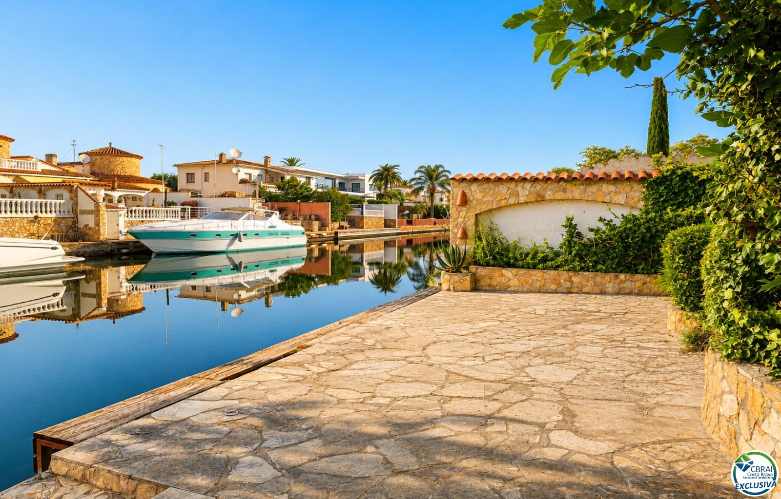 Villa de caractère, terrain de 500 m² et amarrage privé à Empuriabrava - Ebre - Ref. CBR6631 - photo 3