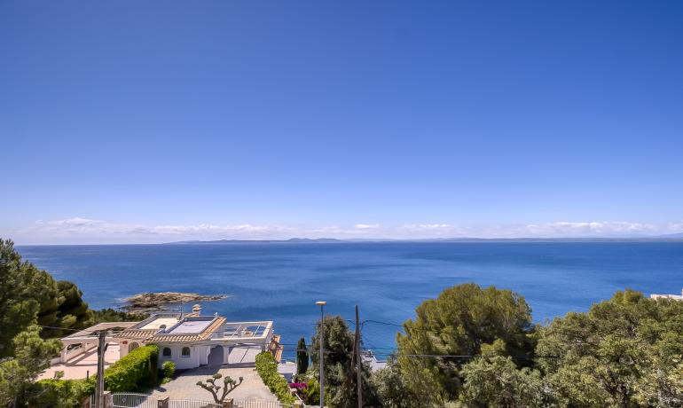 Impresionante villa en segunda línea de mar en Almadrava