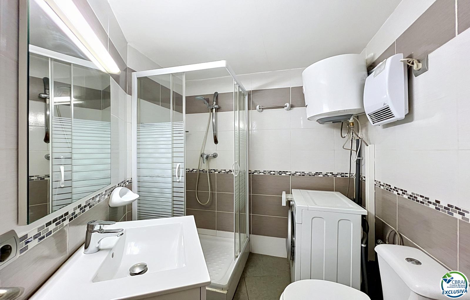 Renovated apartment with sea views on the beachfront in Empuriabrava. - Muga - Ref. CBR6640 - photo 14
