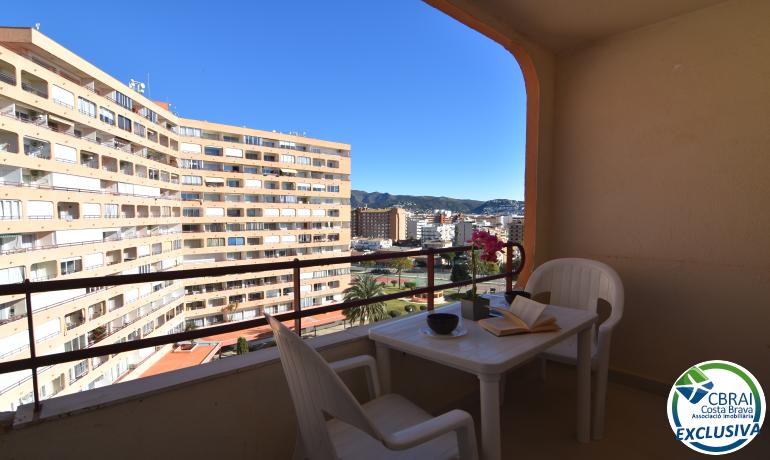 Renovated studio with community pools, garden and parking