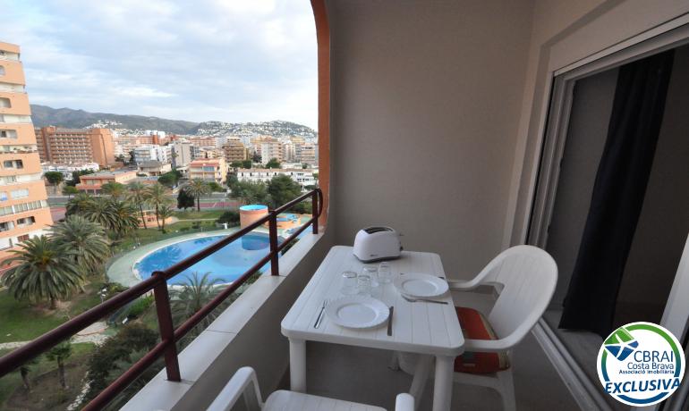 Renovated studio with community pools, garden and parking