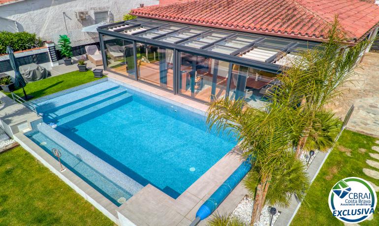 Preciosa casa reformada en el centro de Empuriabrava