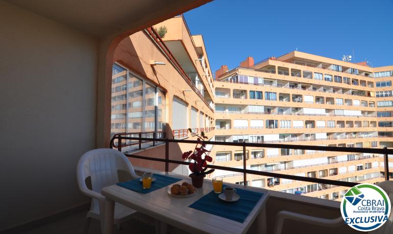 Renovated studio with community pools, garden and parking