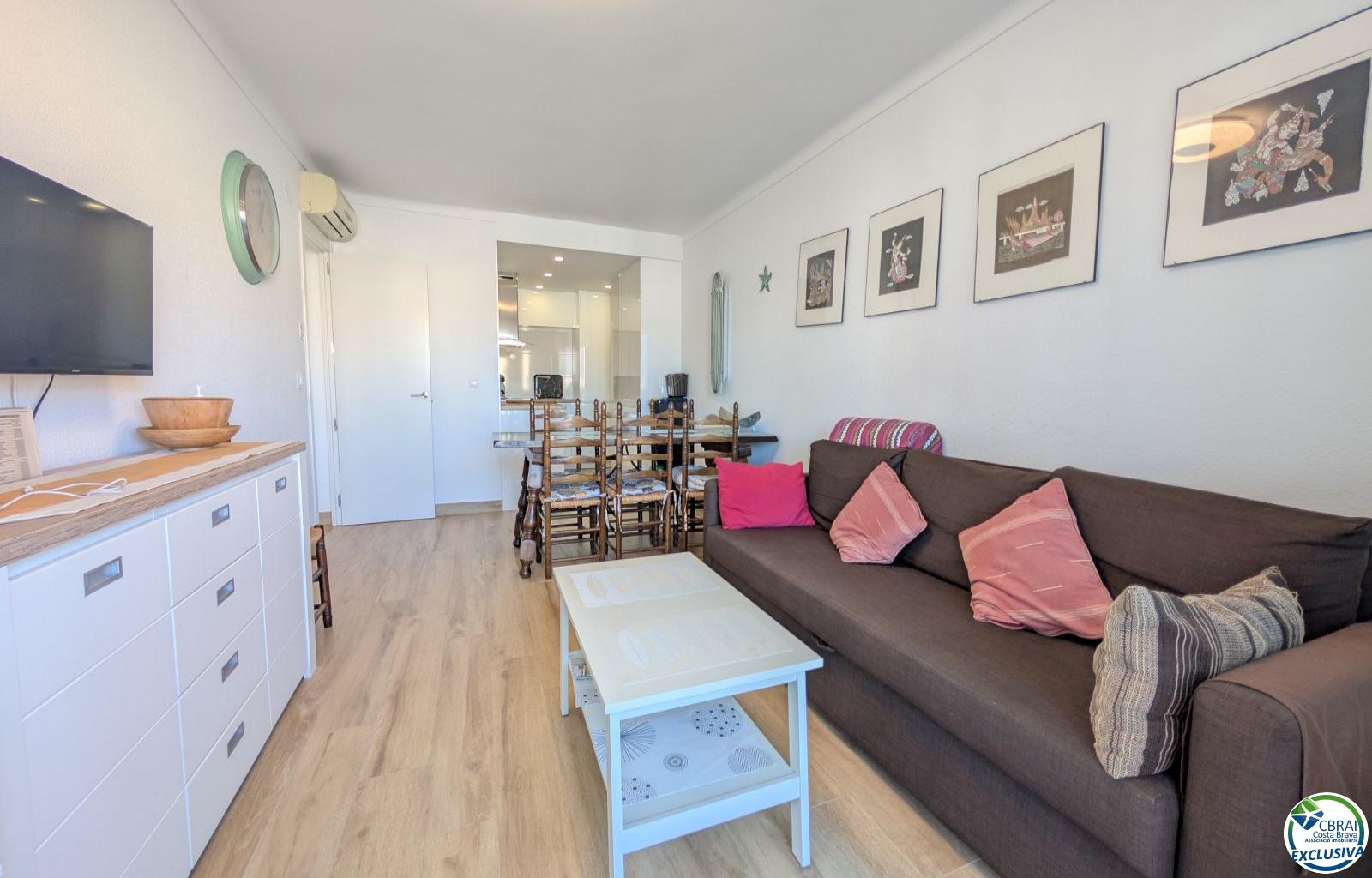 2-bedroom apartment with terrace overlooking the canal and tourist license. Right in the center of Empuriabrava