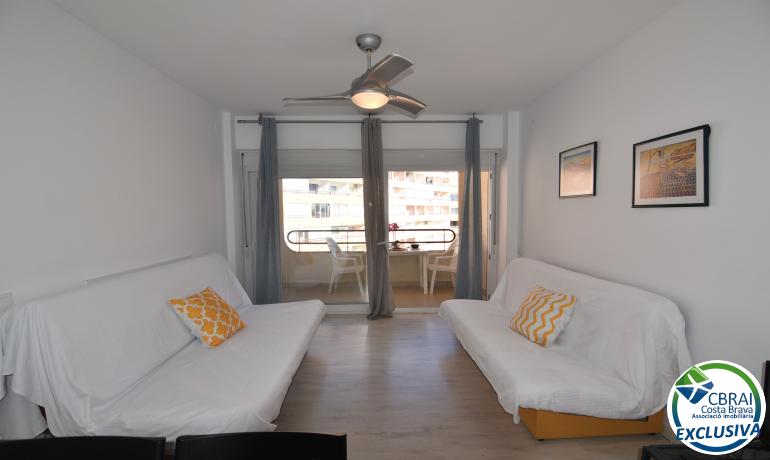 Renovated studio with community pools, garden and parking