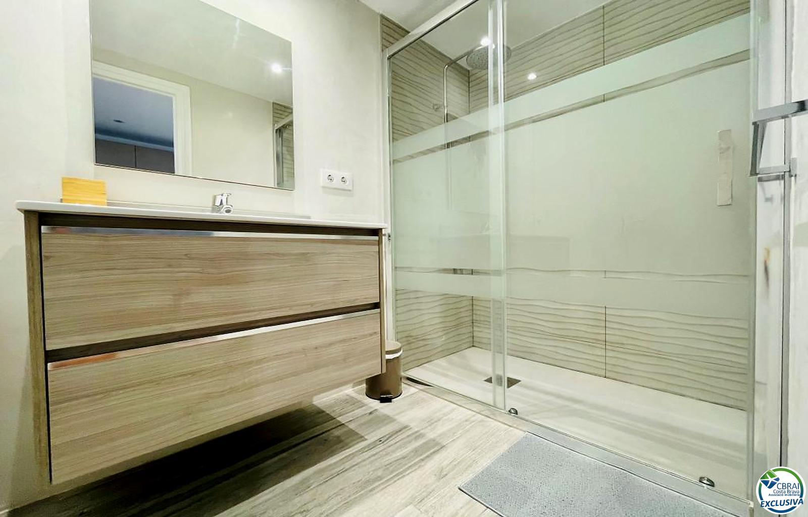 Apartamento totalmente renovado con terraza y espectaculares vistas al canal y al mar, en una de las zonas más buscadas de Empuriabrava - Port Grec - Ref. CBR6649 - foto 9
