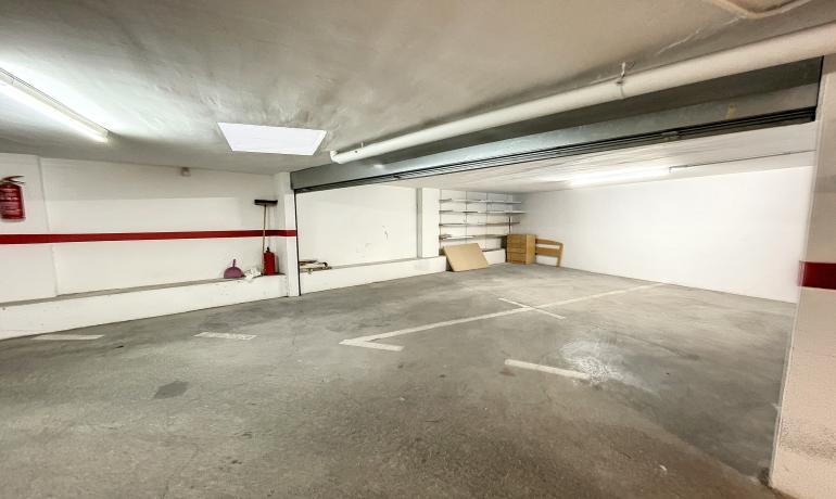 Very large and secure garage for 2 cars, in the center of Roses, nearly the beach