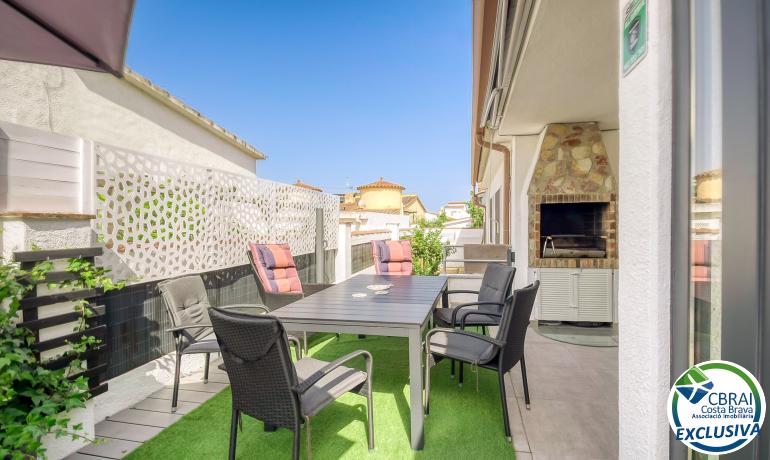 Preciosa casa reformada en el centro de Empuriabrava