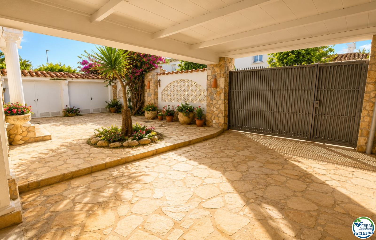 Villa de caractère, terrain de 500 m² et amarrage privé à Empuriabrava - Ebre - Ref. CBR6631 - photo 6
