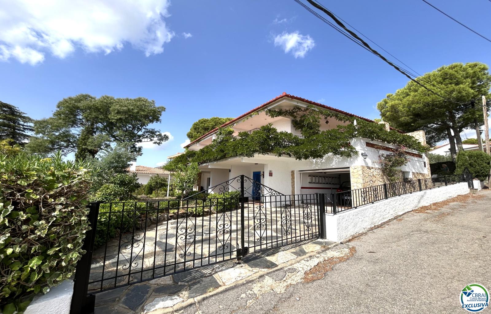 House in Llançà with a tourist license, sea views, and just a few meters from the beach. - Grifeu - Ref. CBR6637