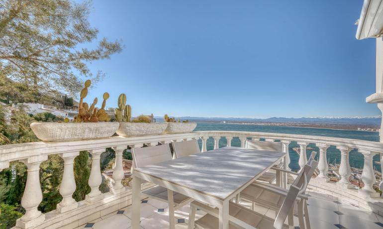 Preciosa casa con piscina infinita y vistas espectaculares sobre la Bahía de Rosas
