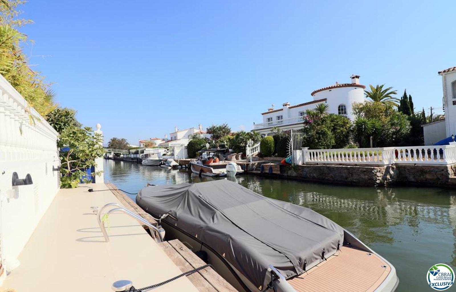 Amplia Villa al canal con amarre de 12 m, con apartamento invitados