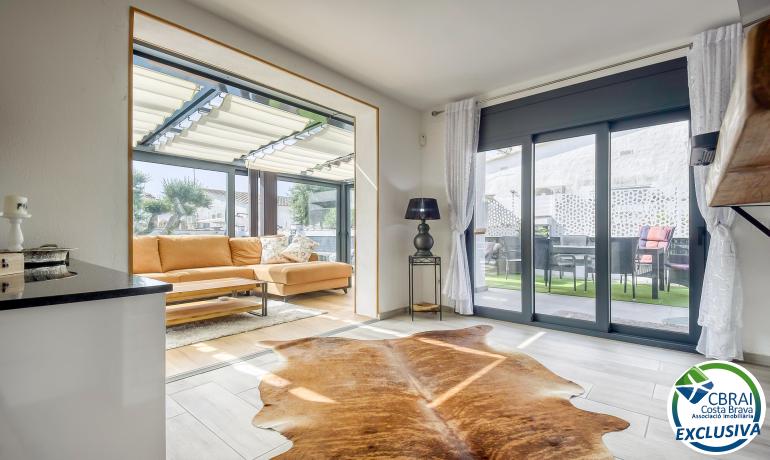 Preciosa casa reformada en el centro de Empuriabrava