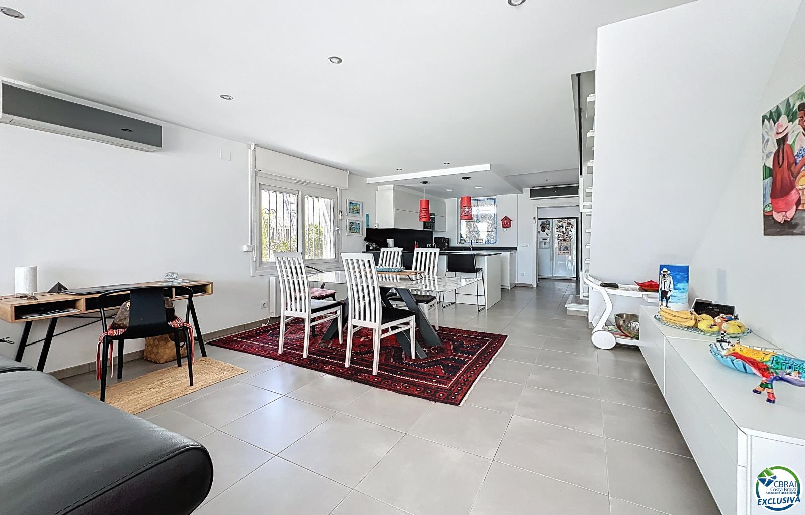 Renovated house in the south, featuring a pool and access to a wide canal in Empuriabrava. - Llobregat - Ref. CBR6415 - photo 33