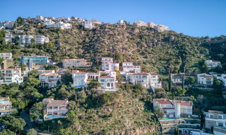 Beautiful house with infinity pool and spectacular views over the Bay of Roses