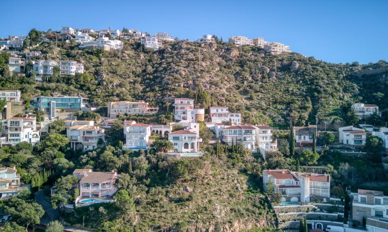 Preciosa casa amb piscina infinita i vistes espectaculars sobre la Badia de Roses