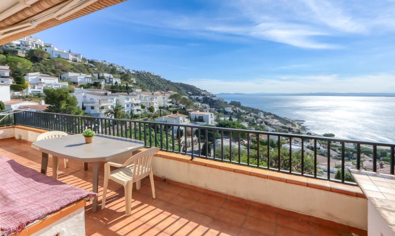 Encantador apartamento en venta en la codiciada zona de Puigrom en Roses, con impresionantes vistas al mar y al puerto.