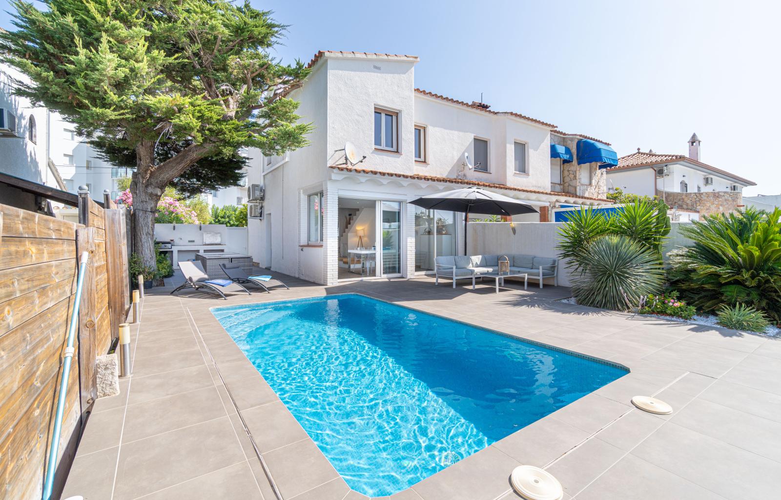Elegant Waterfront villa with pool, private mooring and direct canal access in Santa Margarita - Santa Margarida - Ref. CBR6598