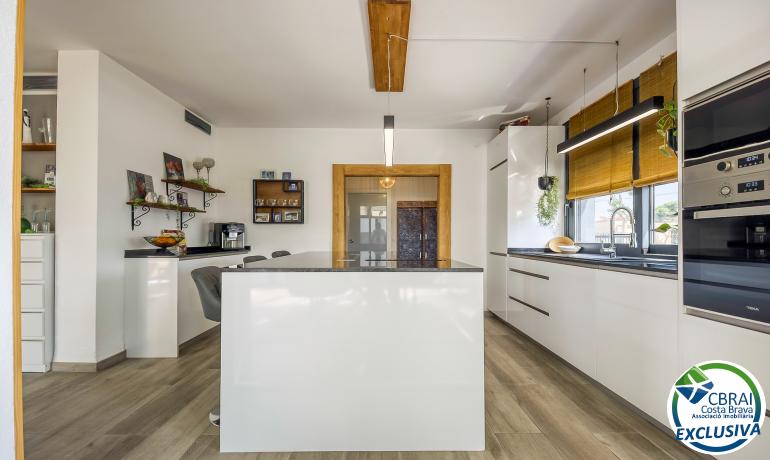 Preciosa casa reformada en el centro de Empuriabrava
