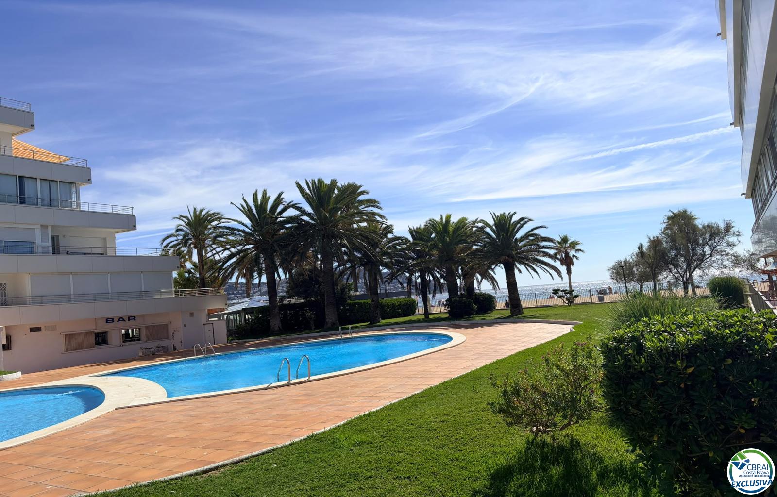 Seafront location, sea views, parking, swimming pools and gardens by the beach. - Santa Margarida - Ref. CBR6664 - photo 5