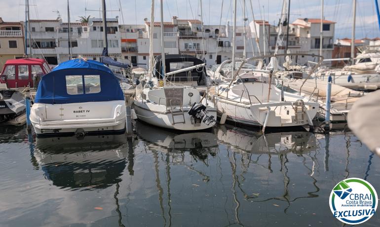Amarre en puerto privado.