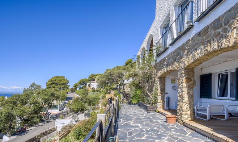 Impresionante villa en segunda línea de mar en Almadrava