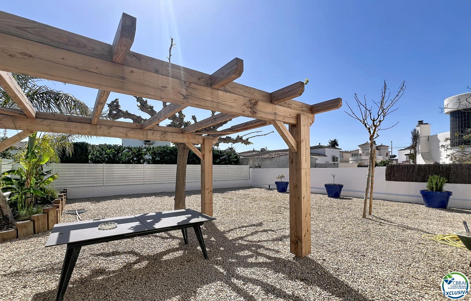 Renovated house with 5 bedrooms and tourist license in Empuriabrava, Peni area. - Ref. CBR6475 - photo 4