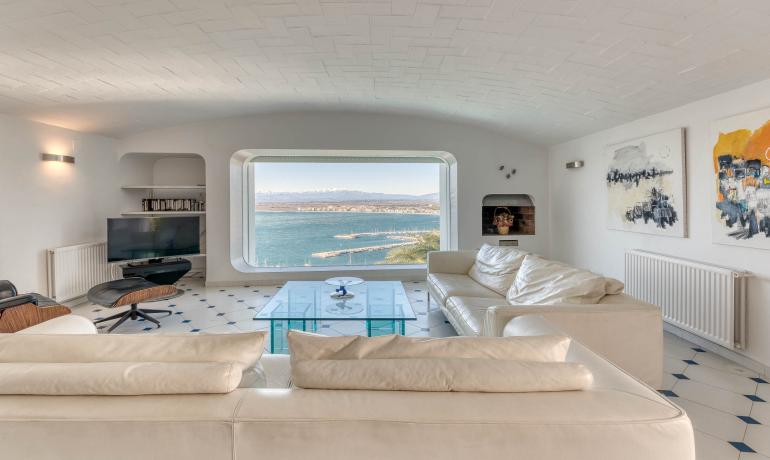 Beautiful house with infinity pool and spectacular views over the Bay of Roses