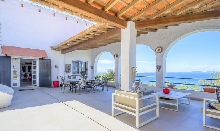 Impressive villa on the second line of the sea in Almadrava