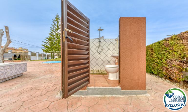 ¡Propiedad de ensueño en Mas Matas, Roses: Casa independiente con amplio terreno y piscina privada!