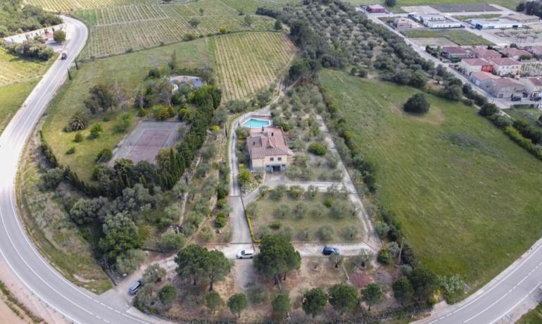 Magnifica vivienda sobre un terreno de 2 Has en Sant Climent Sescebes