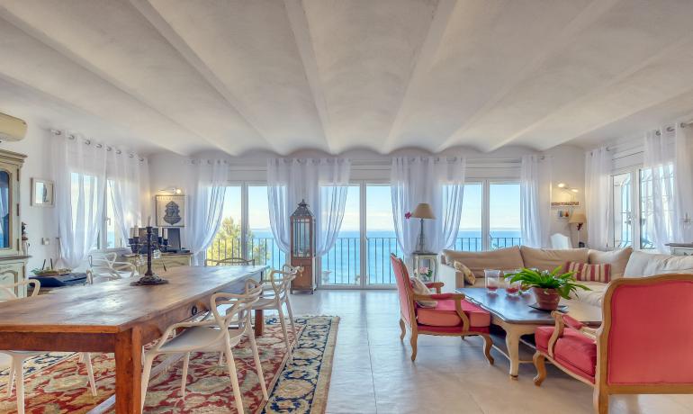 Impressive villa on the second line of the sea in Almadrava