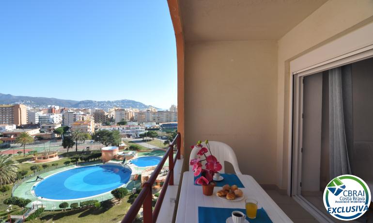 Renovated studio with community pools, garden and parking