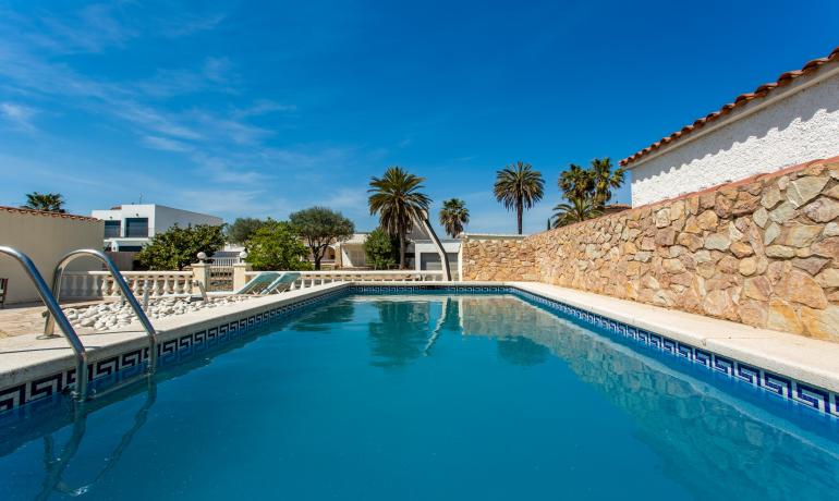 Mediterrane Villa mit Rustikalem Charme und Privatem Liegeplatz 12.50 m in Empuriabrava