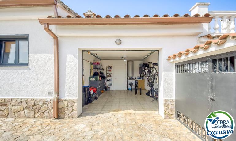 Preciosa casa reformada en el centro de Empuriabrava