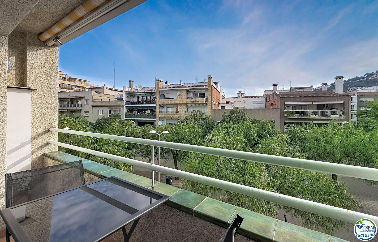 Renovated apartment with tourist license in the center of Rosas, 150m from the beach - Centre - Ref. CBR6548 - photo 2