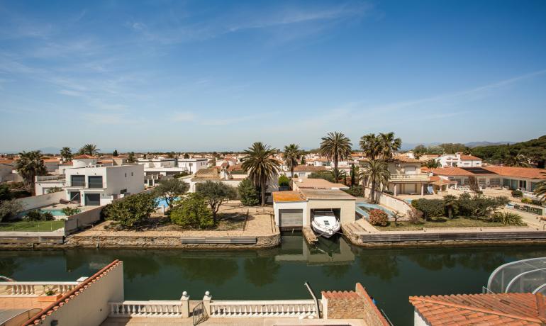 Villa Méditerranéenne de Charme Rustique avec Amarrage Privé de 12.50 m à Empuriabrava